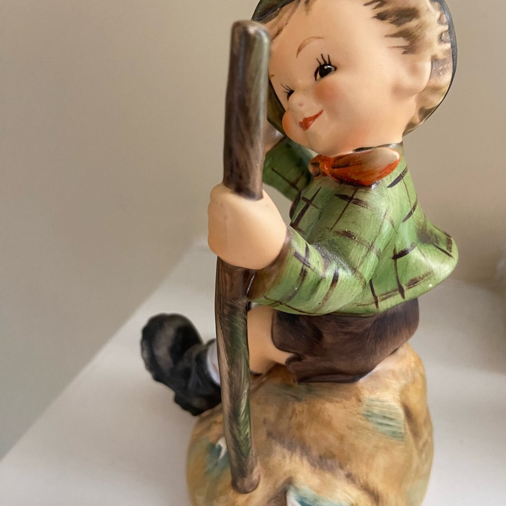 Goebel Hummel Figurine with Signature purchased in Germany 🇩🇪 1982 collections - Picture 2 of 5